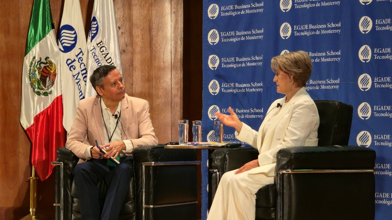 Irma Serafina González conversa con Edgar Ramírez durante el Global Family Business Summit