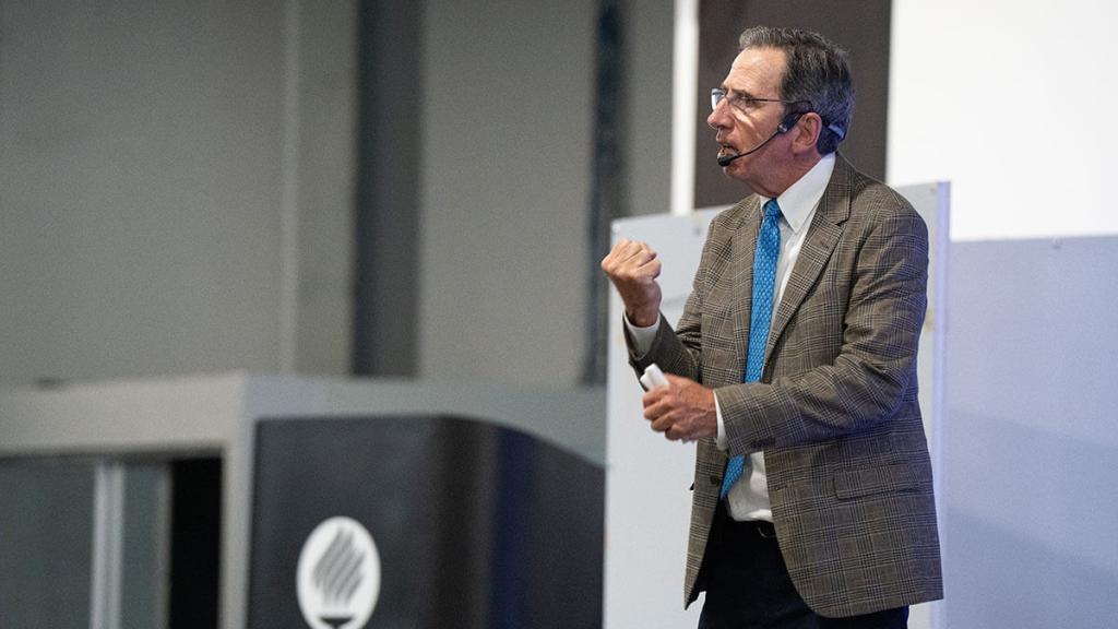¡Los negocios son una ciencia! Justin B. Craig, Faculty of Excellence | Noticia