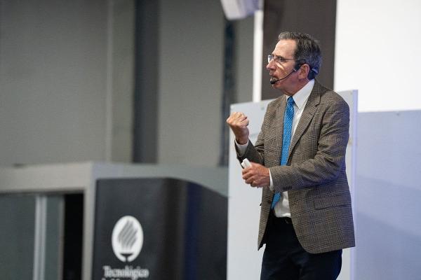 ¡Los negocios son una ciencia! Justin B. Craig, Faculty of Excellence | Noticia